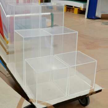 Cubes présentoirs plexiglas différentes hauteurs