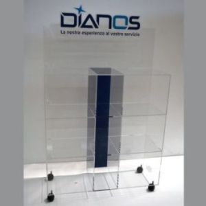 Présentoir en plexiglas à roulettes