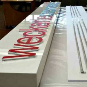 Enseigne plexiglas lettres en relief