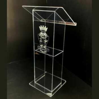Pupitre en plexiglas avec armoiries gravées