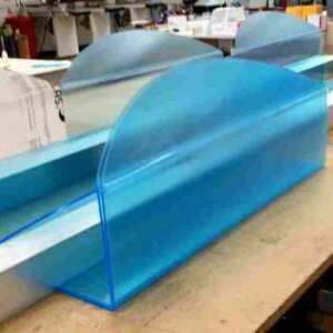 Protection en plexiglas pour comptoir alimentaire