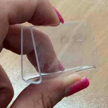 Pince en plexiglas thermoformé pour enseignes