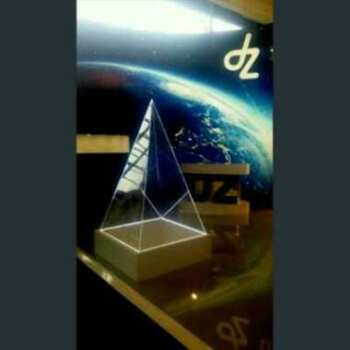 Pyramide plexiglas illuminée a LED stand