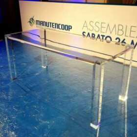 Table en plexiglas massif pour conférence