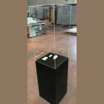 Cloche de protection sur colonne en plexiglass