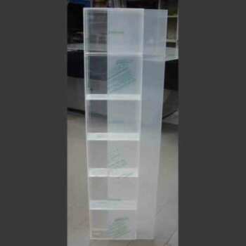 Vitrine en plexiglas avec porte coulissante