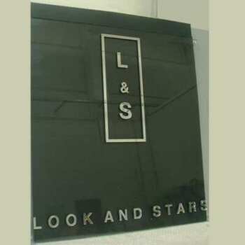 Panneau plexiglas fumé et lettres miroir
