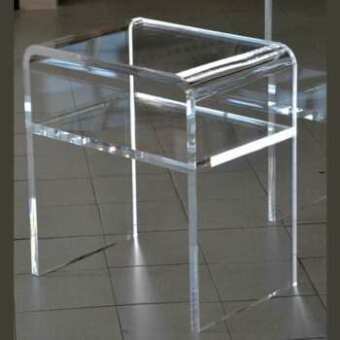 Table de nuit en plexiglas thermoformée avec étagère