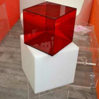 Cube présentoirs en plexiglas rouge et  opale