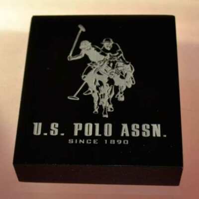 Presse-papiers plexiglas noir gravé U.S.Polo