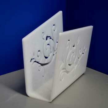 Porte-revues plexiglas opale à dessin perforé