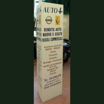 Totem triangulaire PVC pour salon auto
