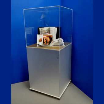 Vitrine plexiglas a cube et son piédestal sur roues