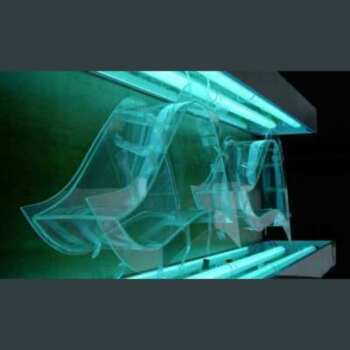 Vitrine plexiglas encastrée dans un mur de stand